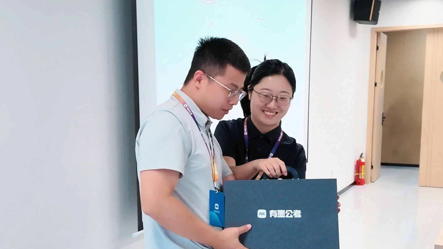 有墨教育教师节礼盒发放及老师合影